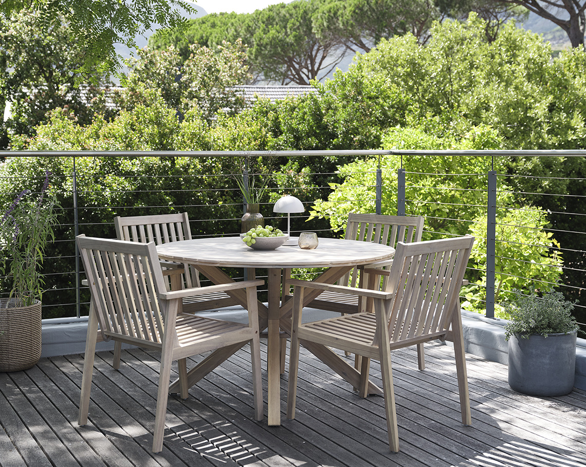 Mesa de jardín FUGLSAND y sillas de jardín RADSTED Mesa de jardín redonda con cuatro sillas de jardín en un patio