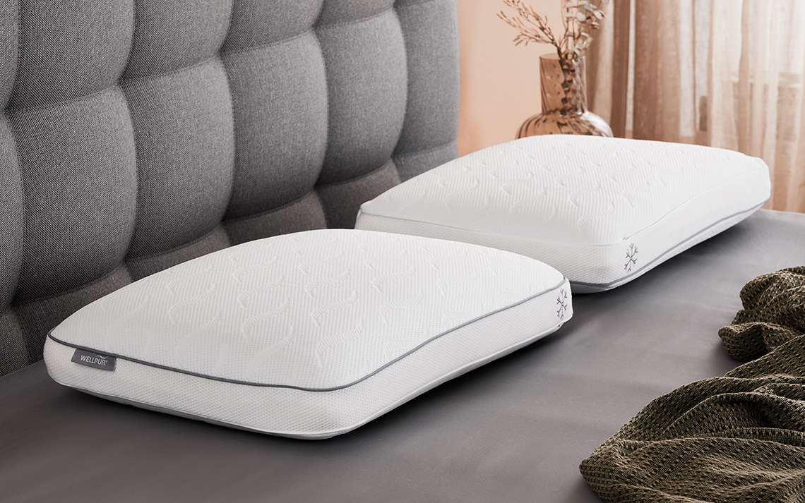 Almohada VARDO de espuma viscoelástica con capa de gel refrescante y funda refrescante Almohadas refrescantes con relleno de espuma viscoelástica y funda refrescante en una cama