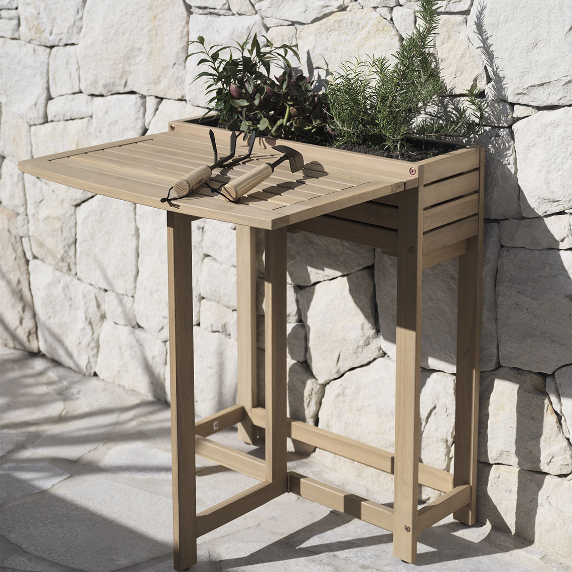 Mesa plegable de madera dura con jardinera incorporada en una terraza