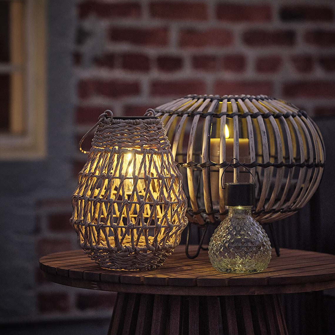 Farol ENGHAUK, lámpara solar LAPPSPURV y lámpara a pilas BREMSE Farol exterior, farol solar y lámpara solar para jardín emitiendo una luz cálida por la noche