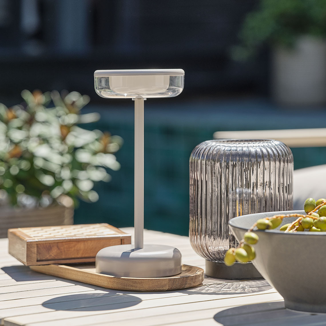 Lámpara de mesa exterior HUMLEBI a pilas Lámpara de mesa exterior adornando una mesa