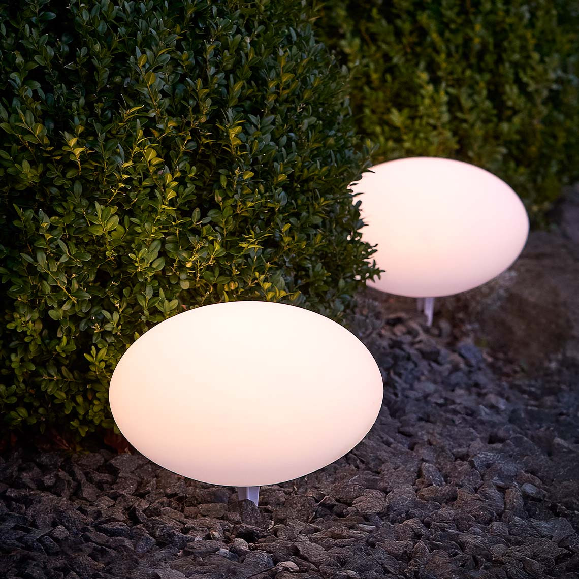La lámpara solar HAVESANGER está disponible en dos tamaño Lámparas solares redondas blancas con luz suave y cálida