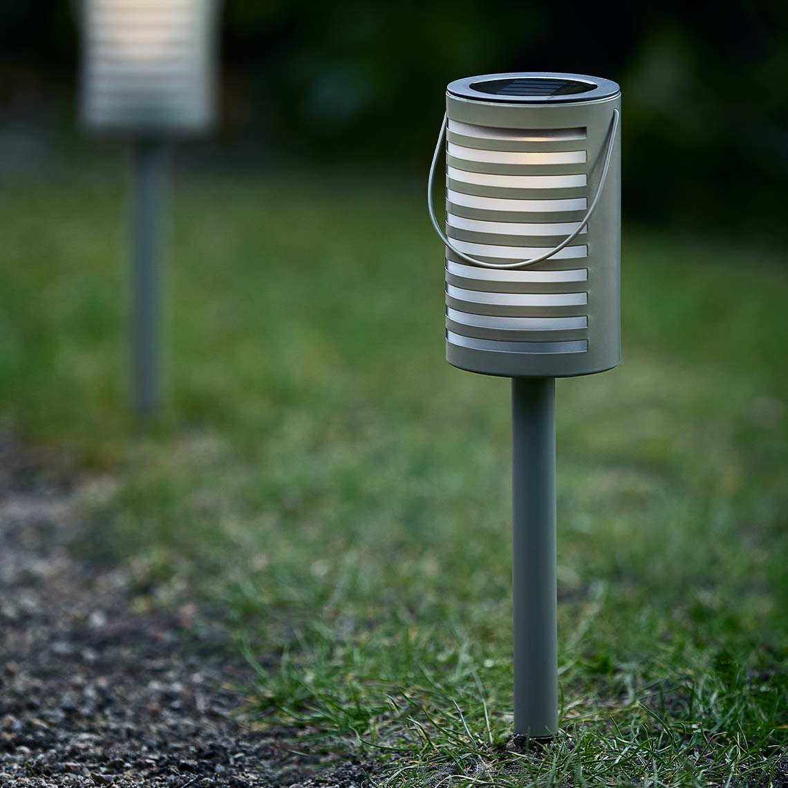 : Lámpara solar HAVSULE Lámpara solar de diseño moderno y escandinavo clavada en un césped