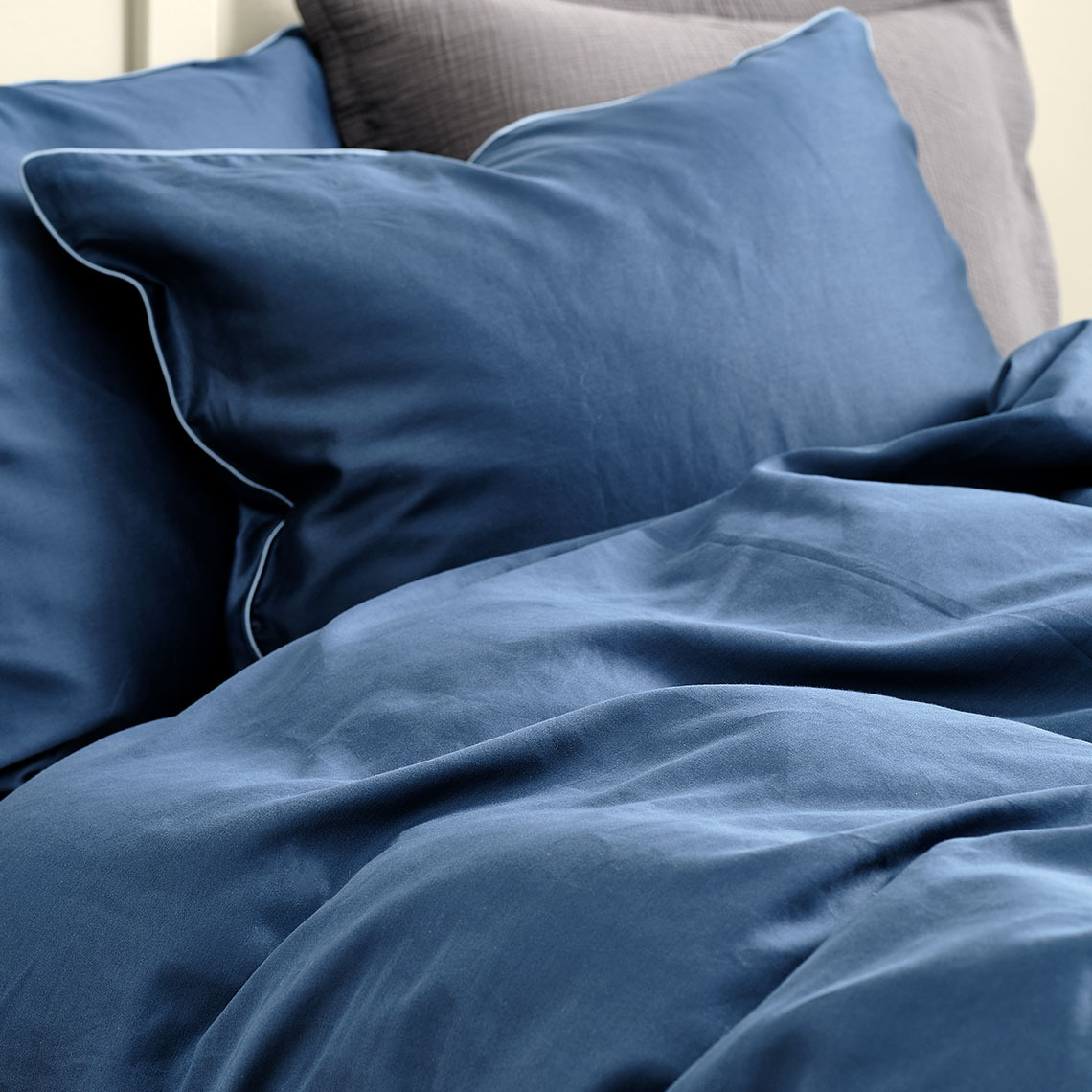 La ropa de cama hecha de viscosa derivada del bambú es excelente para mantenerse más fresca durante toda la noche Ropa de cama azul de satén hecha de una mezcla de algodón y viscosa de bambú