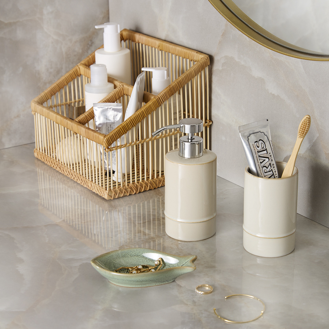 Dispensador de jabón SMEDBY, portacepillos de dientes SMEDBY, bandeja vaciabolsillos TIMMELE y organizador de bambú HORNDAL Organizador de baño de bambú, dispensador de jabón y portacepillos de dientes en un baño