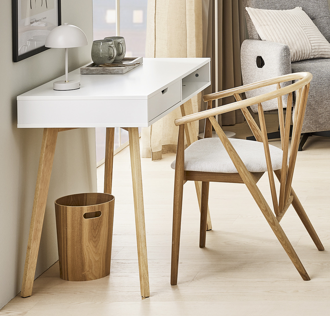 Escritorio TAMHOLT y silla de comedor ARNBORG Escritorio y silla de comedor en un salón