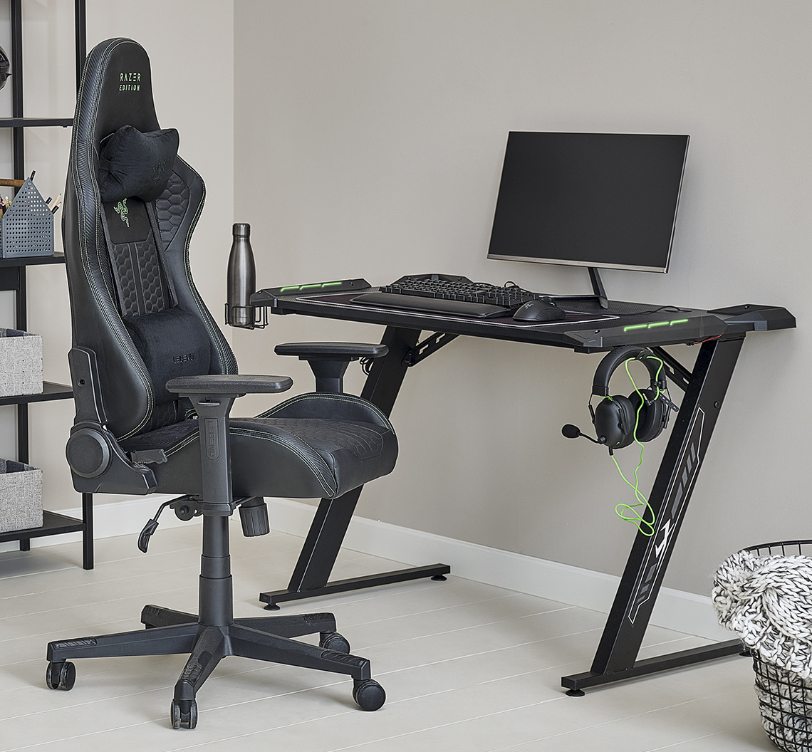 Escritorio gaming LINDHOLM y silla gaming TYPE Z RAZER Escritorio gaming con luces LED y posavasos