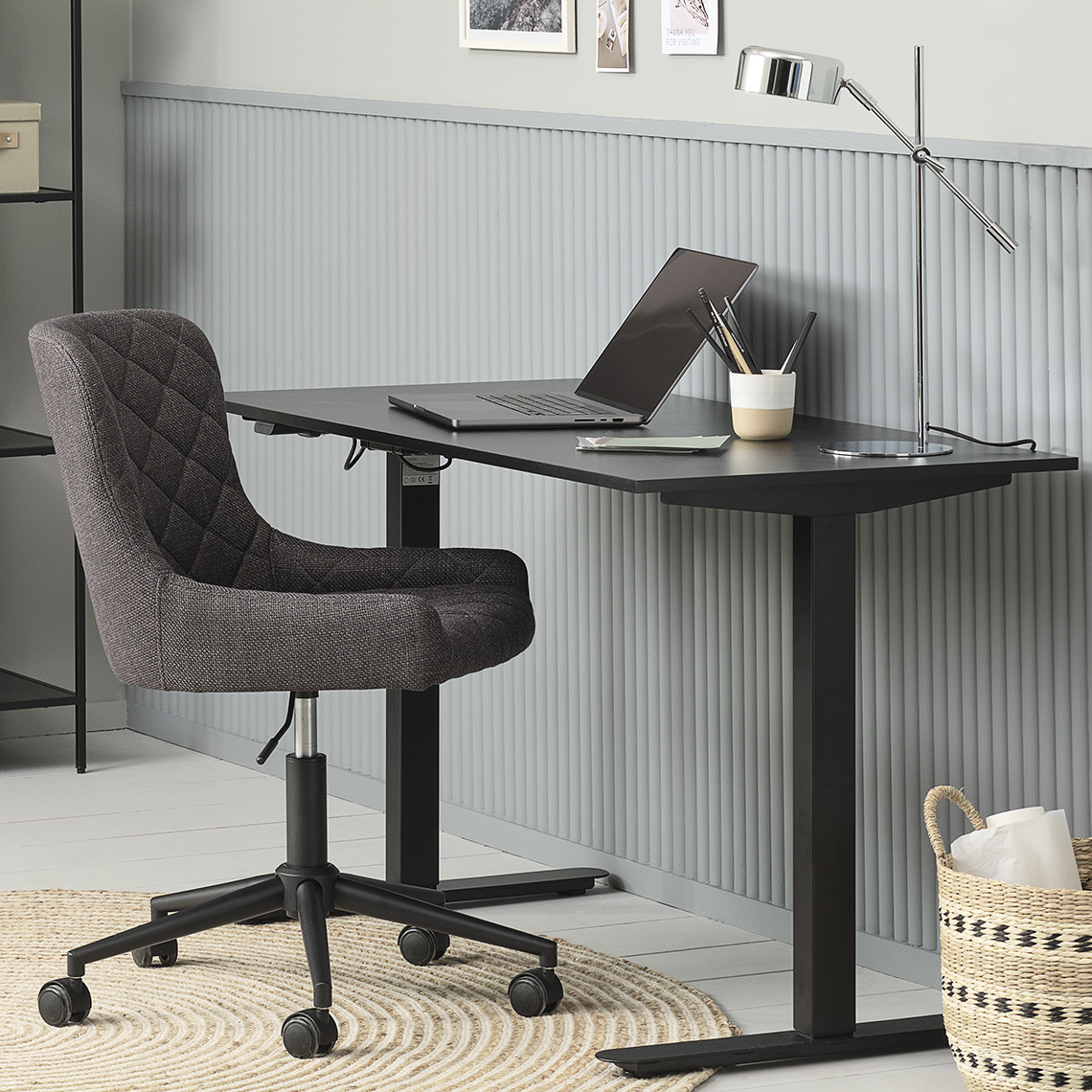 Escritorio SVANEKE y silla de oficina PEBRINGE Escritorio elevable y silla de oficina en una oficina en casa