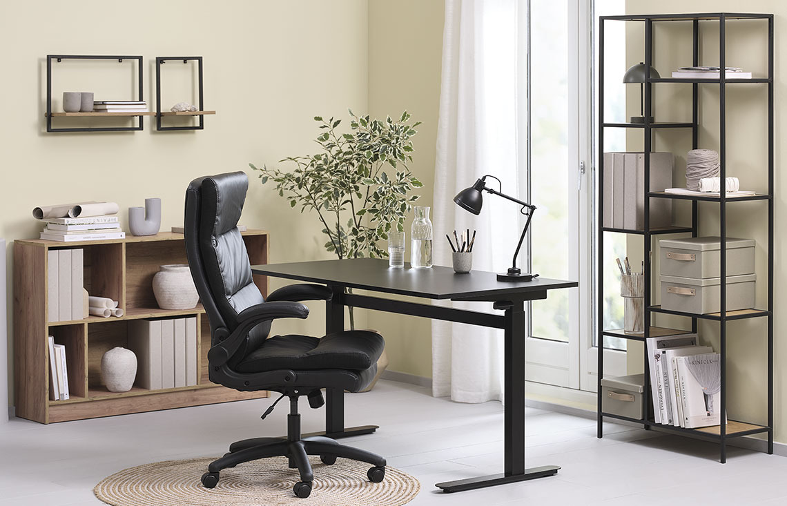 Silla de oficina KASTBJERG, escritorio elevable LUNDTOFT y estantería TRAPPEDAL Silla de oficina con respaldo alto, escritorio elevable y estanterías en una oficina en casa