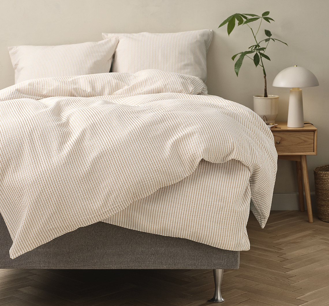 La ropa de cama milrayas STINNE puede refrescar las calurosas noches de verano Ropa de cama a rayas en un dormitorio