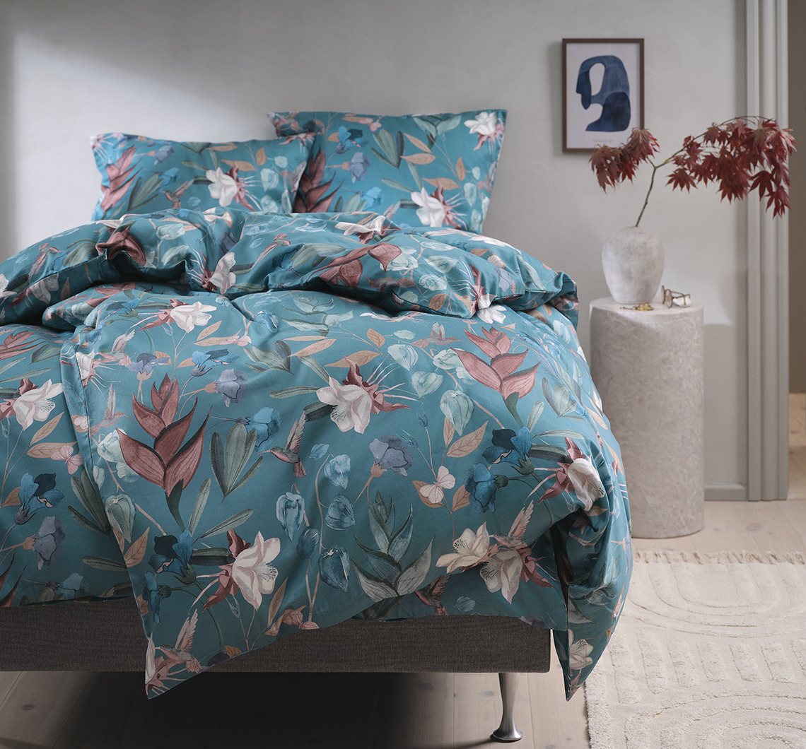 Ropa de cama floral en un dormitorio