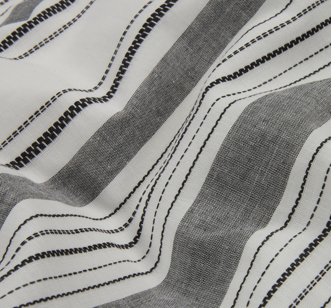la ropa de cama IDA tiene rayas negras, blancas y grises Primer plano de un juego de funda nórdica de rayas