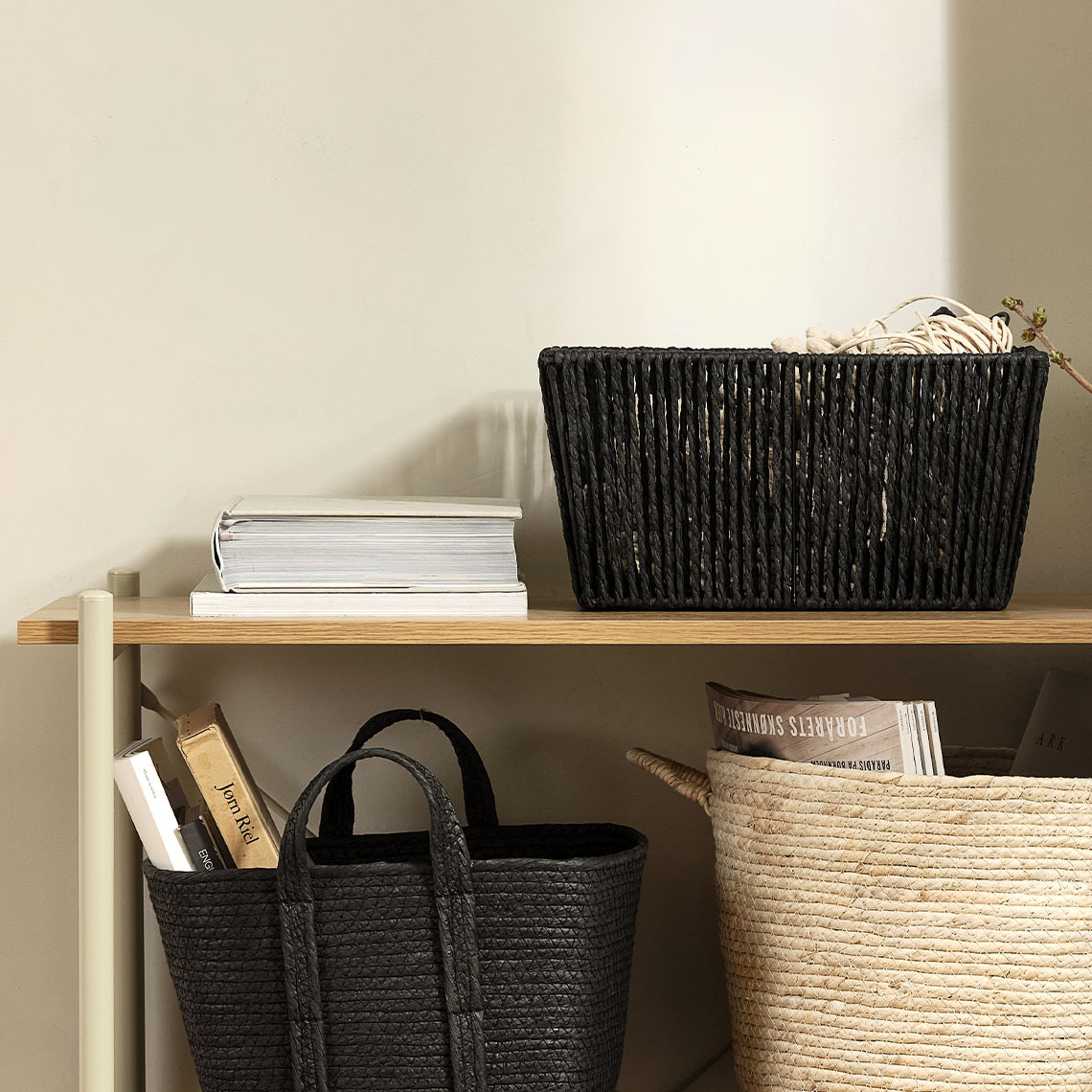 Desde julio de 2025, la cesta LARSEMIL también se encuentra disponible en color negro Cesta de almacenaje fabricada en hilos de papel que se han trenzado