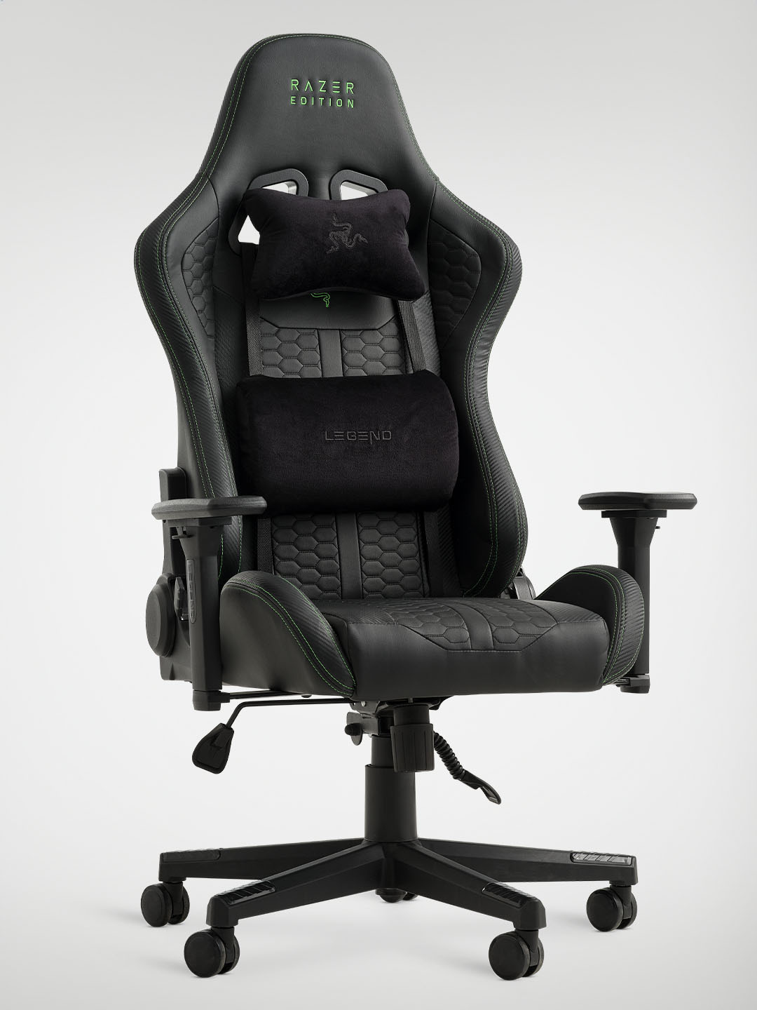 Una silla para juegos Racer negra cuenta con un respaldo alto, apoyabrazos ajustables y cojines lujosos para brindar soporte ergonómico y comodidad.