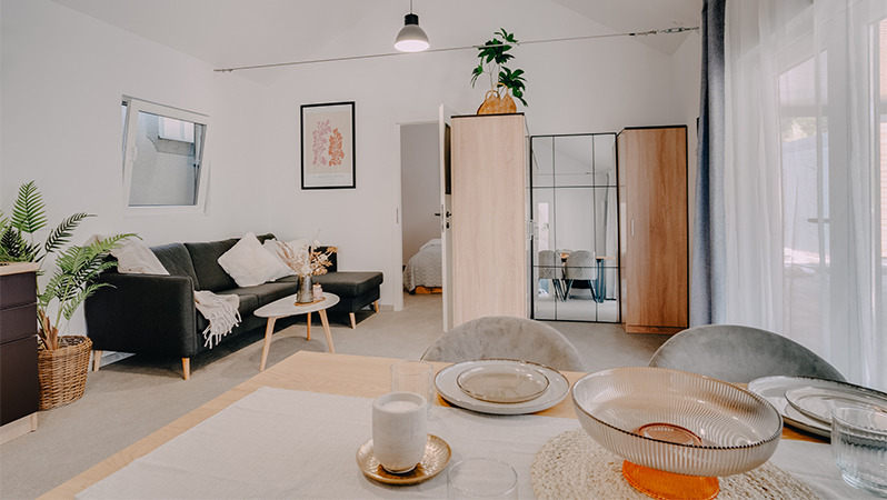 Una casa móvil completamente amueblada, amueblada de arriba a abajo con muebles y decoraciones de JYSK.