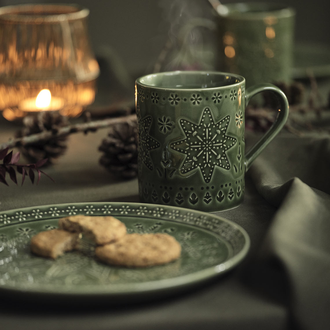 Plato y taza de Navidad verde en una mesa de Navidad