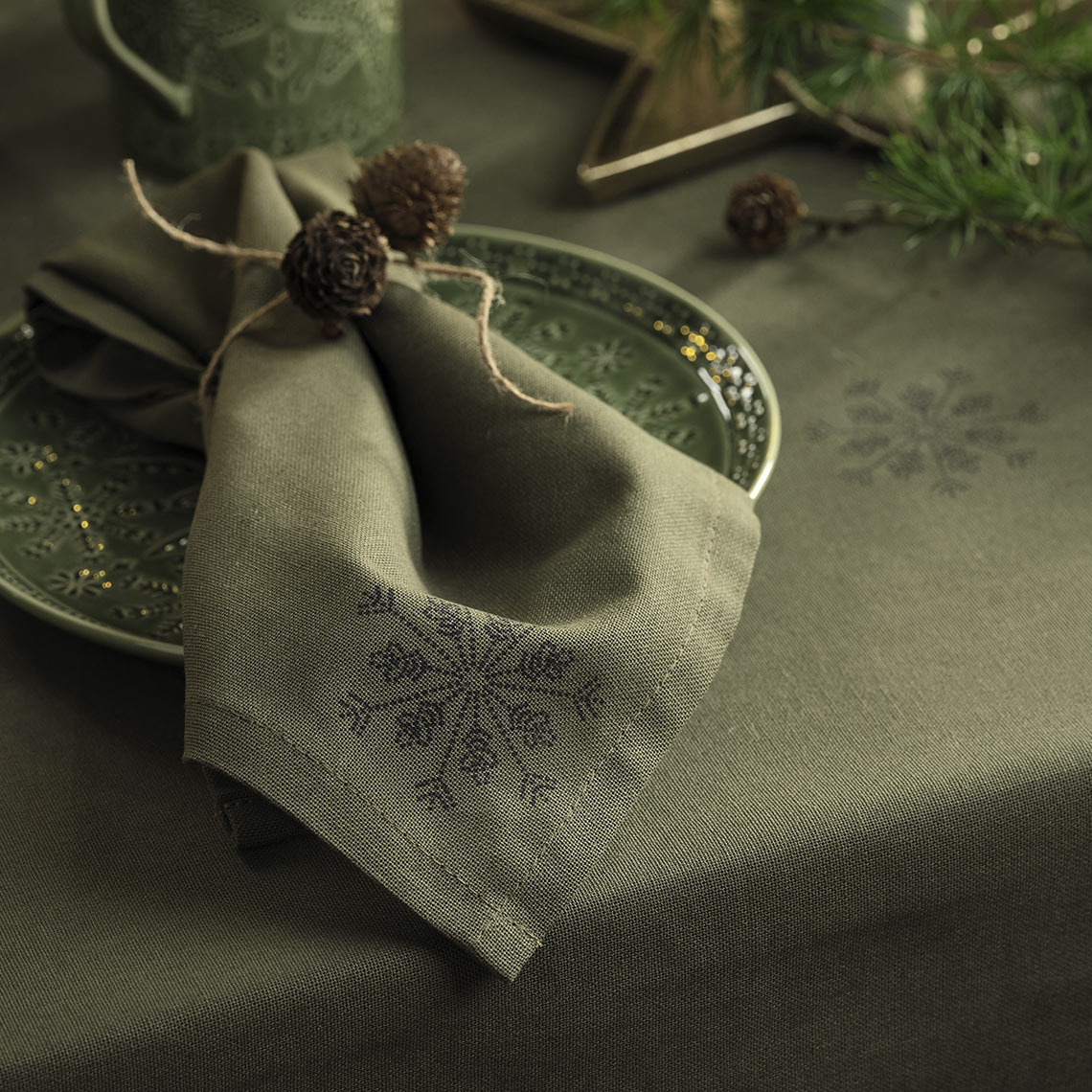 Mantel verde de Navidad y servilletas de tela de Navidad sore un plato verde