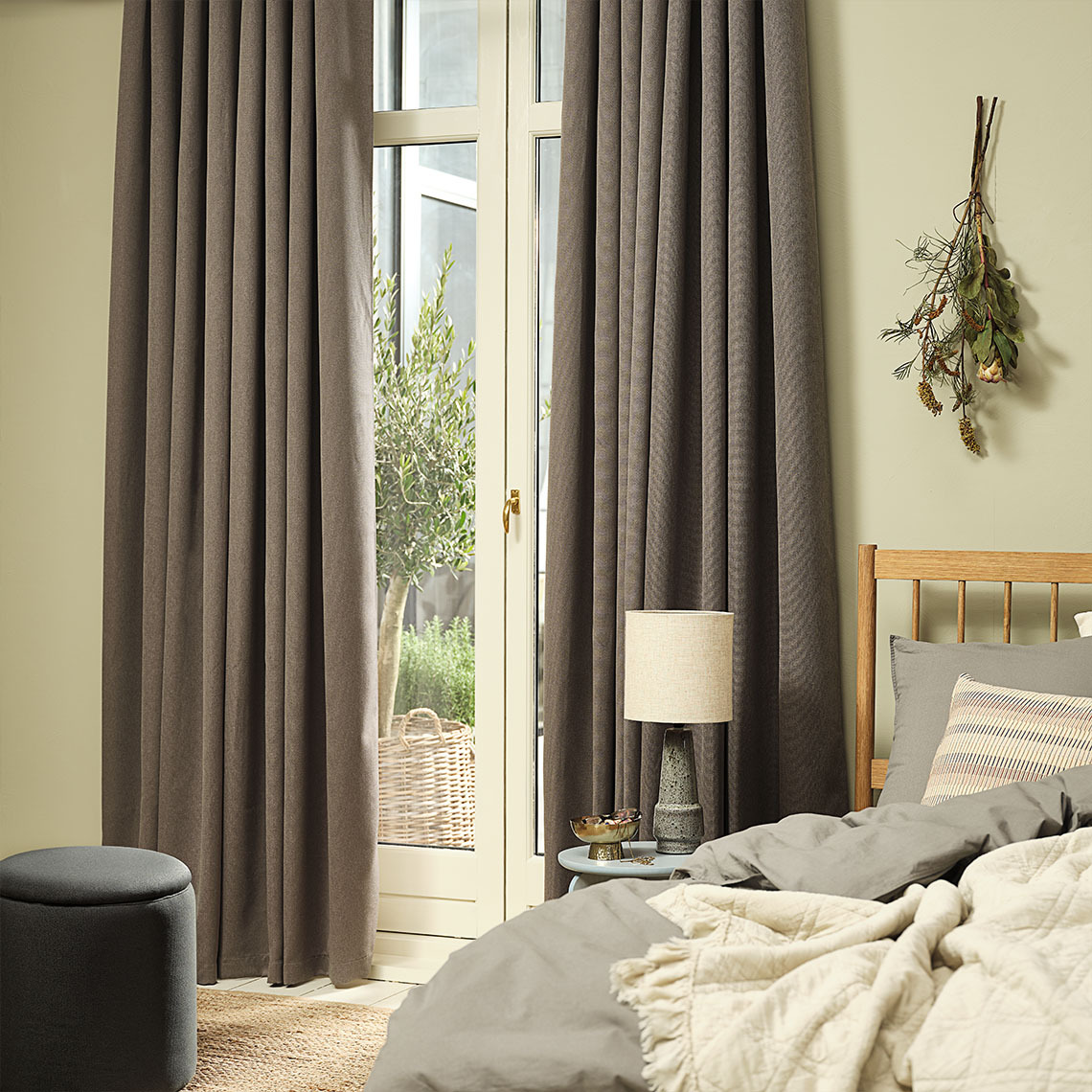 Cortina KVINGLA gris Cortinas grises semiopacas en una ventana grande en el dormitorio