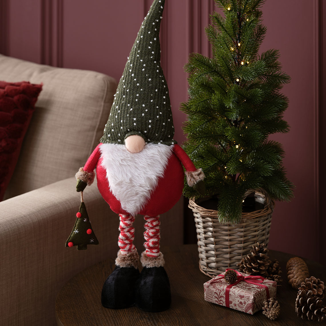 El duende navideño HALM tiene una nariz redonda y un gran barba blanca Duende navideño escandinavo con nariz redonda, barba blanca y sombrero gris