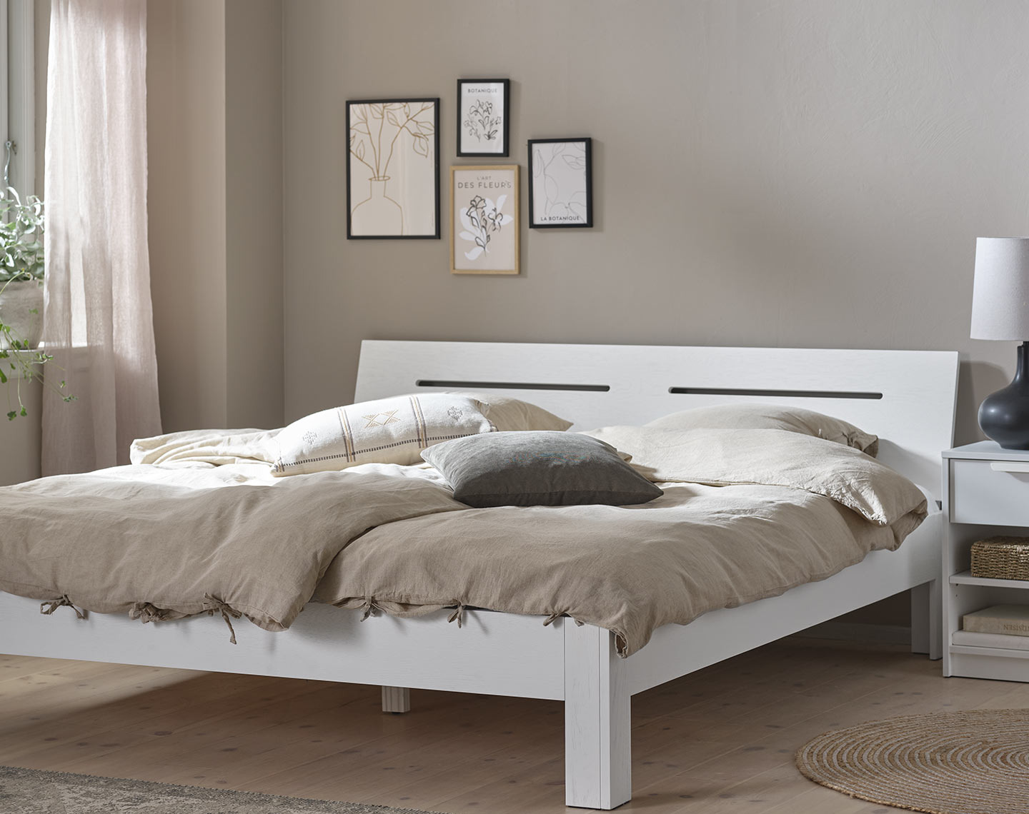 Estructura de cama blanca de madera en dormitorio