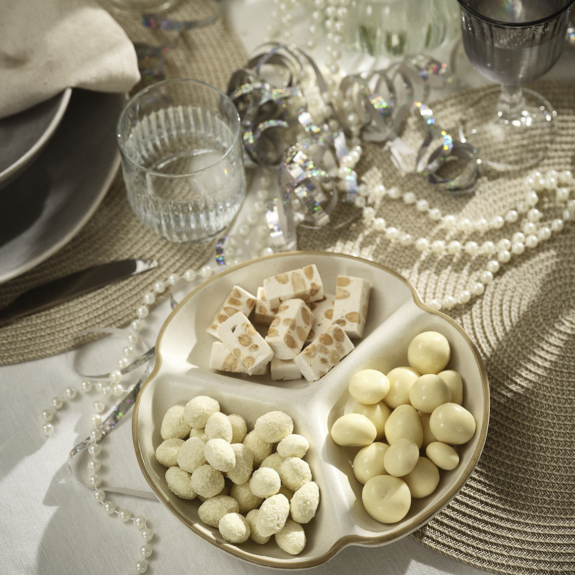 Bandeja con compartimentos blanca con snacks