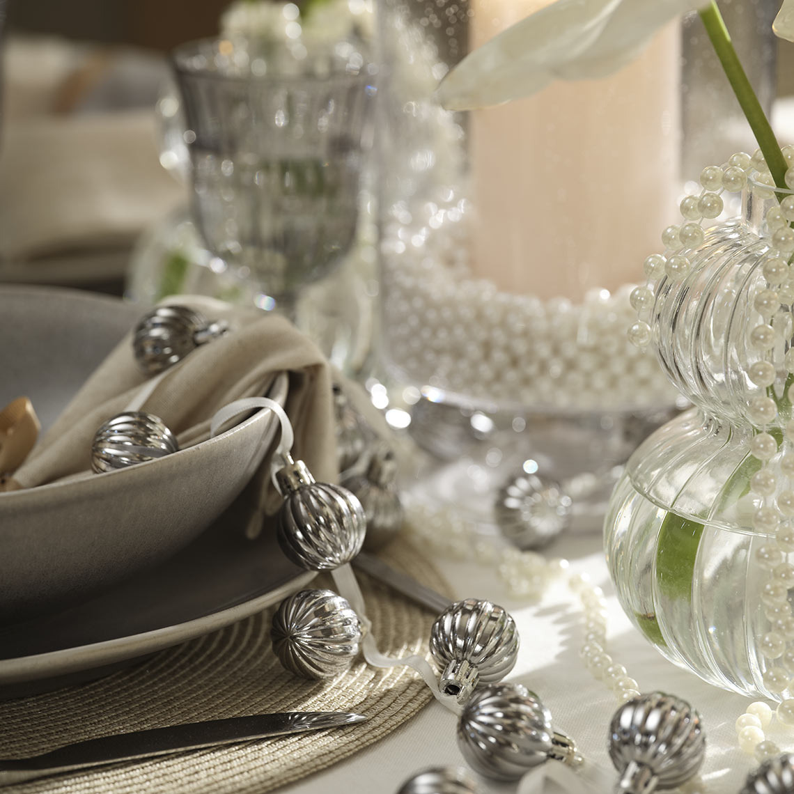 Conchaguirnalda de bolas para el árbol de Navidad sobre una mesa