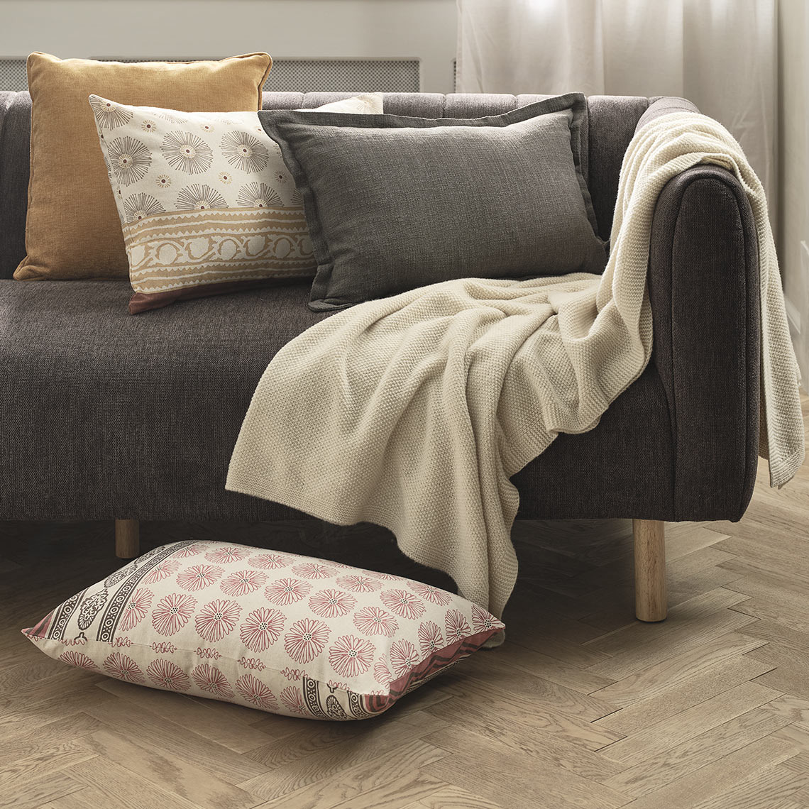 Cojines y manta en un sofá 