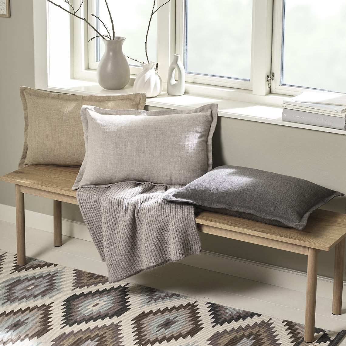 Banco con cojines de varios colores 