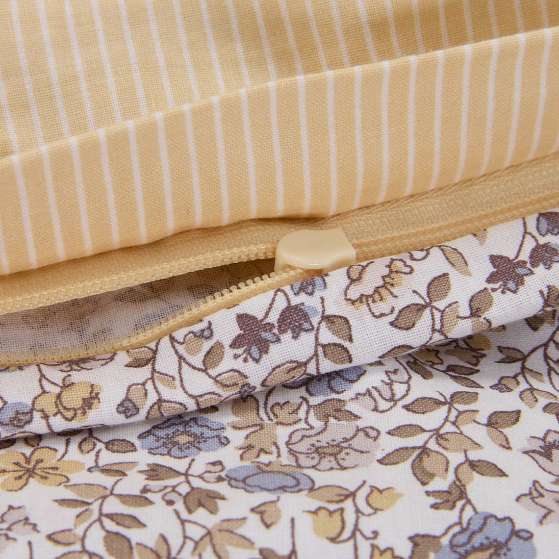 Ropa de cama de algodón con flores pequeñas en tonos morados y amarillos pastel