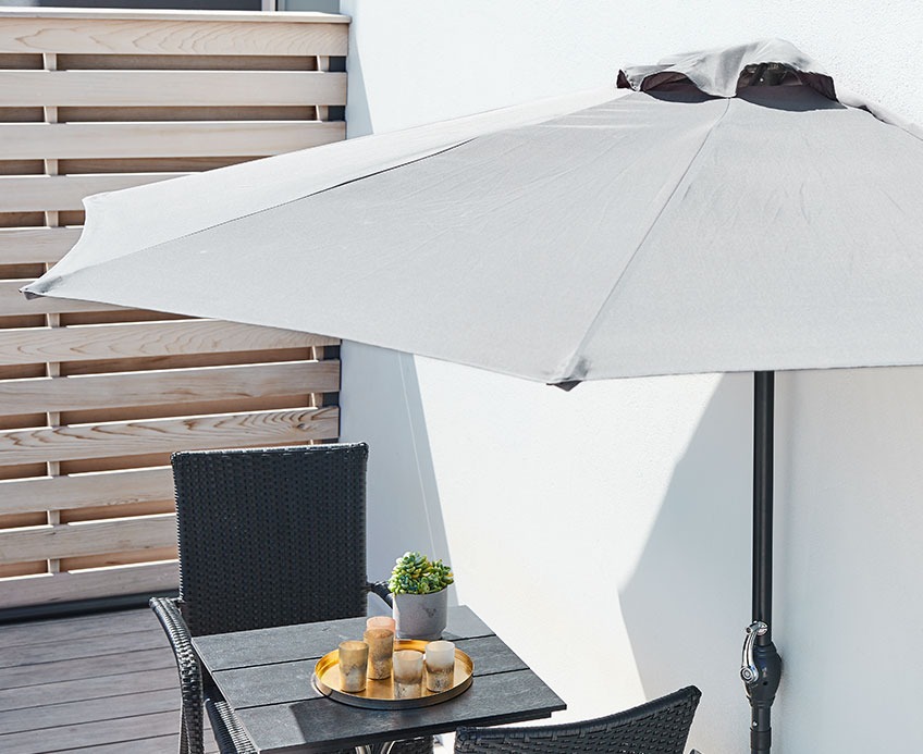 KOLDING balcony parasol and ORTEN bistro table Balcony with a balcony parasol and bistro set