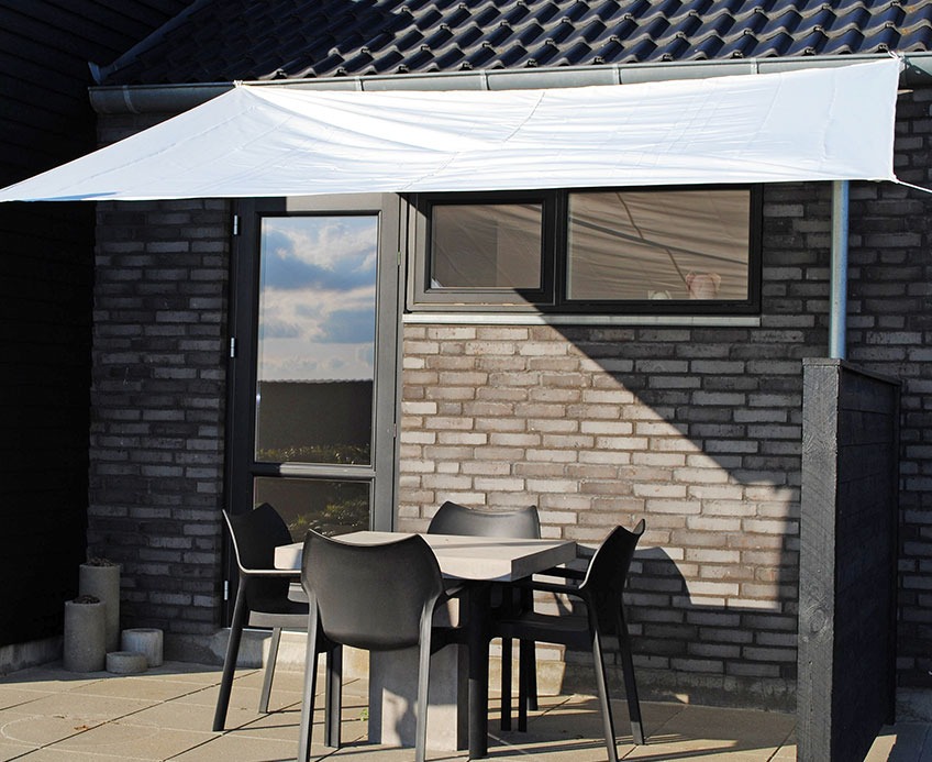 Patio with HOLD AN sun shelter Patio with a sun shelter