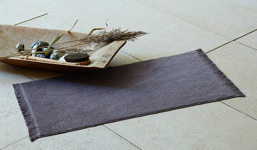ROLFS bath mat Grey bath mat on the floor in a bathroom
