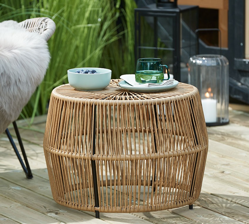 Mesa auxiliar JUNGLEDAL con taza ANDERS Mesa auxiliar de ratán con un cuenco y una taza de cristal