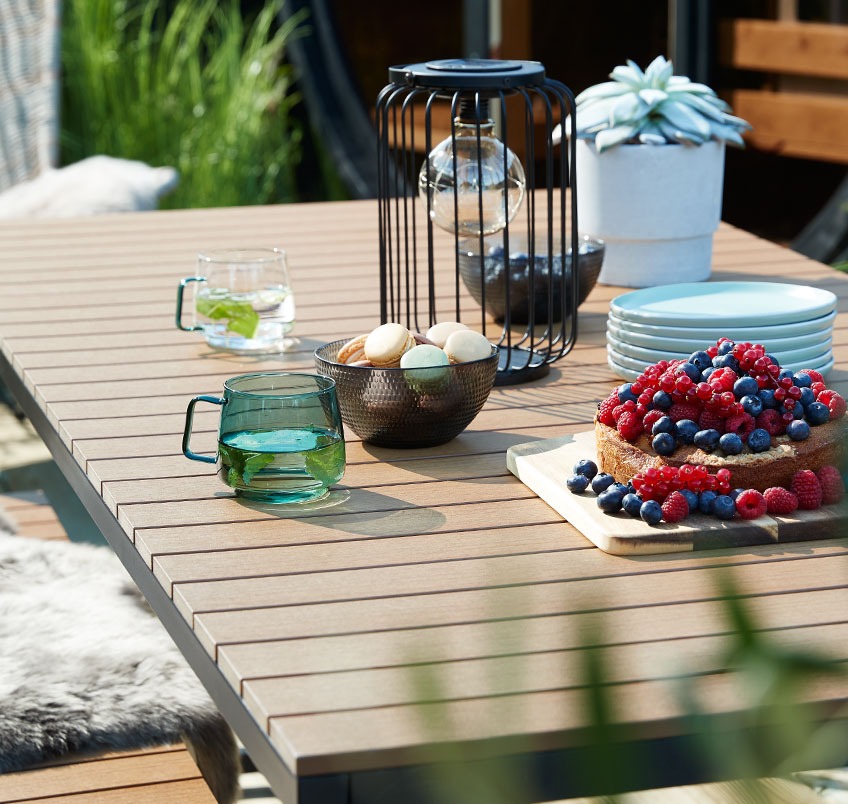 Jardín DAGSVAD con lámpara solar RUGDE y tazas ANDERS Mesa de jardín con galletas, café y tazas