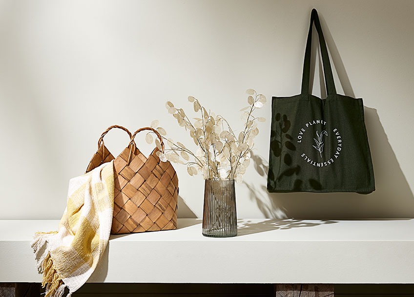 Cesta ABEL con manta STORFRYTLE, jarrón ROY con flor artificial GREGERT y bolsa de la compra NILS Cesta con una colcha, un jarrón con flores artificiales y una bolsa de la compra