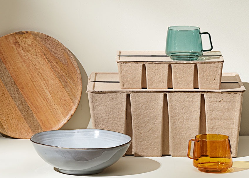 Bandeja GERNER, bol JO, cajas de almacenamiento BJORK y tazas ANDERS Bandeja de madera, cuenco de gres, cajas de almacenamiento de papel reciclado y tazas de cristal