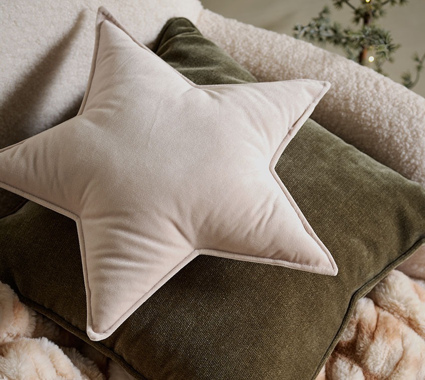 SAGA star shaped cushion, green HORNFIOL chenille cushion and ERANTHIS throw in fake fur Star shaped cushion in velour, green chenille cushion and fake fur throw