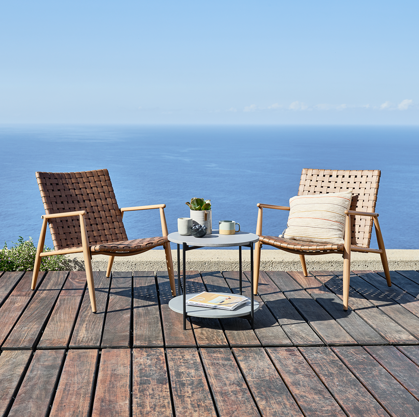 Conjunto de mesa OTTA en gris y dos sillones EDDERUP en color natural.