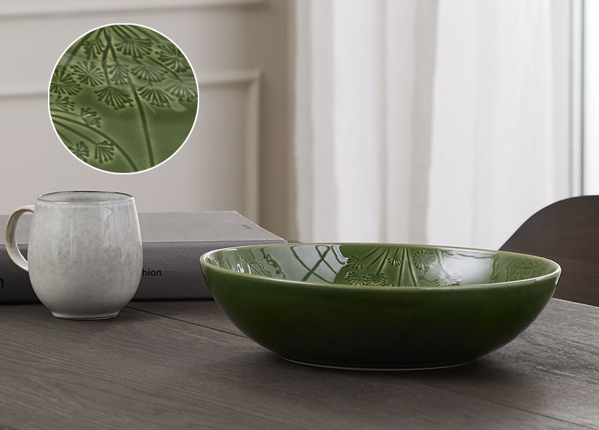 Bol SEBASTIAN y taza SVERRE Bol verde para la ensalada encima de una mesa
