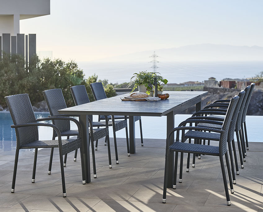 La mesa de jardín VATTRUP incluye 2 hojas de extensión que pueden almacenarse debajo de la mesa Mesa de jardín extensible con capacidad para ocho personas