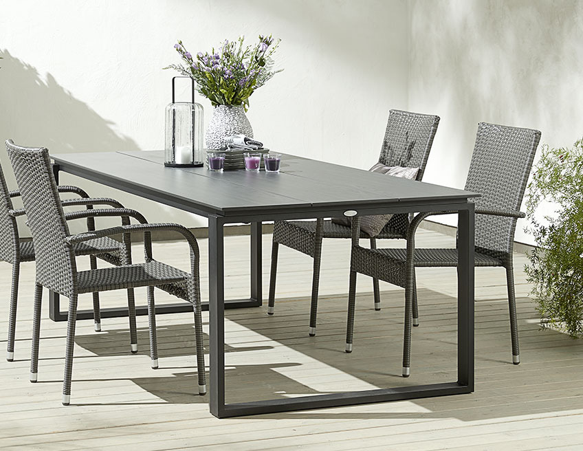 Mesa de jardín KOPERVIK y sillas apilables GUDHJEM Mesa de jardín en color negro con sillas de jardín en una terraza