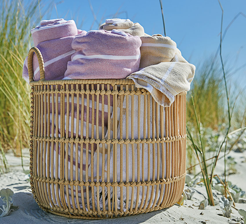 Cesta con toallas en una playa