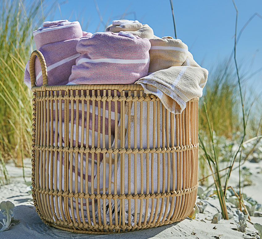 Cesta ALVAR con toallas de playa BACKA Cesta con toallas en una playa